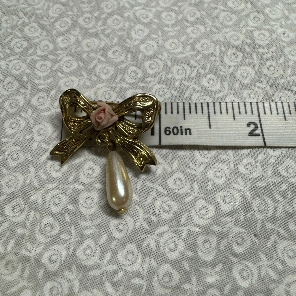 pendant, gold tone ribbon with Rosebud dangling faux pearl 1”